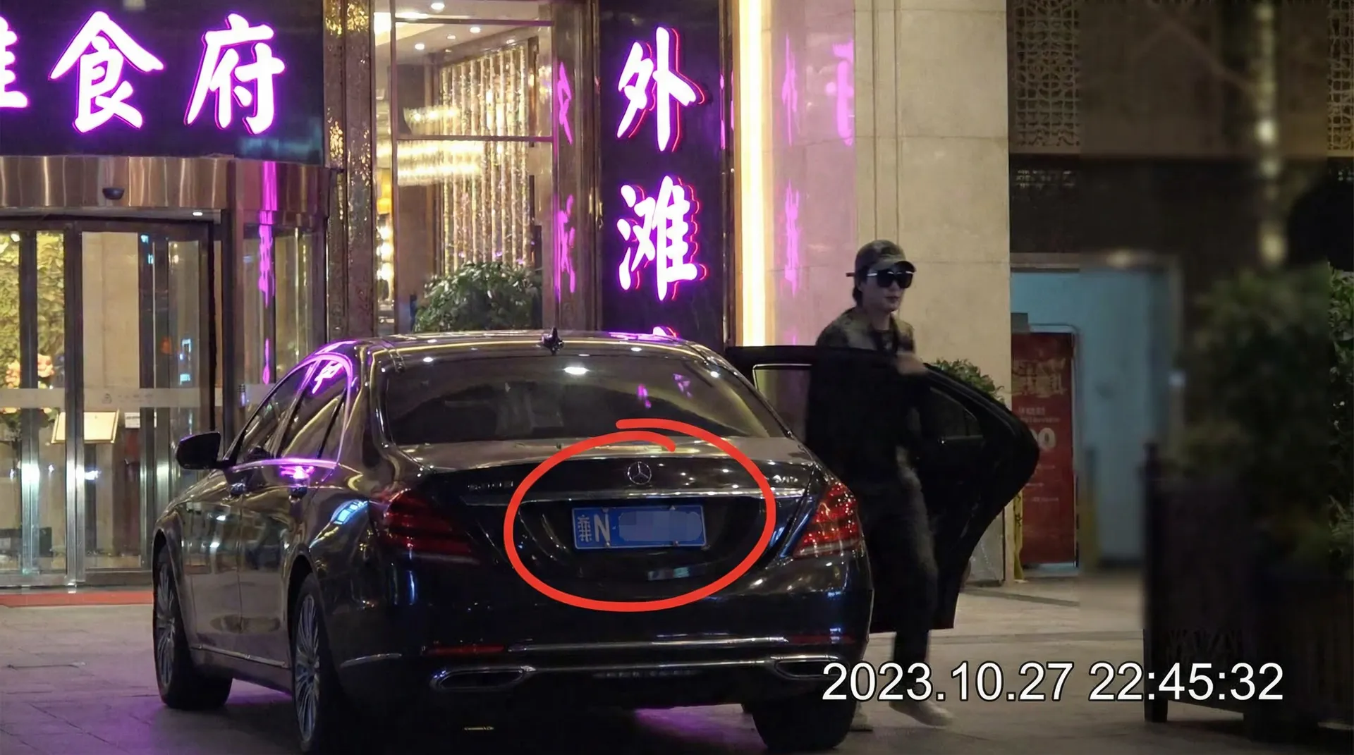 拳交-拳交视频最新爆料与原创精选|拳交 - 豪车餐厅外偷拍